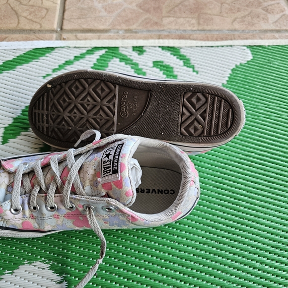 Converse Sneakers Size 6 - Picture 3 of 4